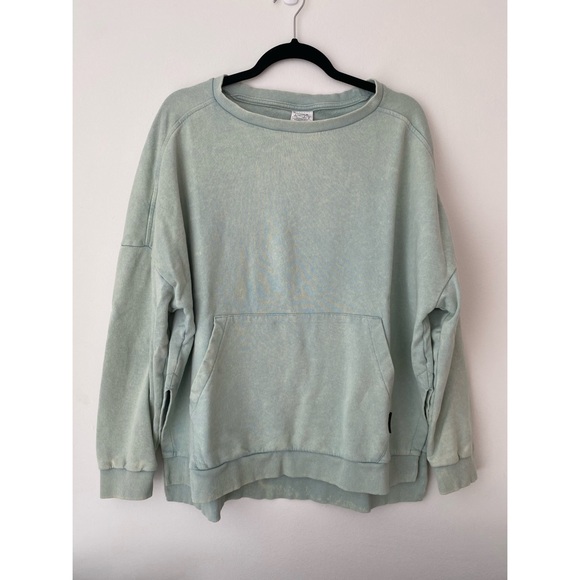 Reebok Tops - Reebok Crewneck Sweatshirt